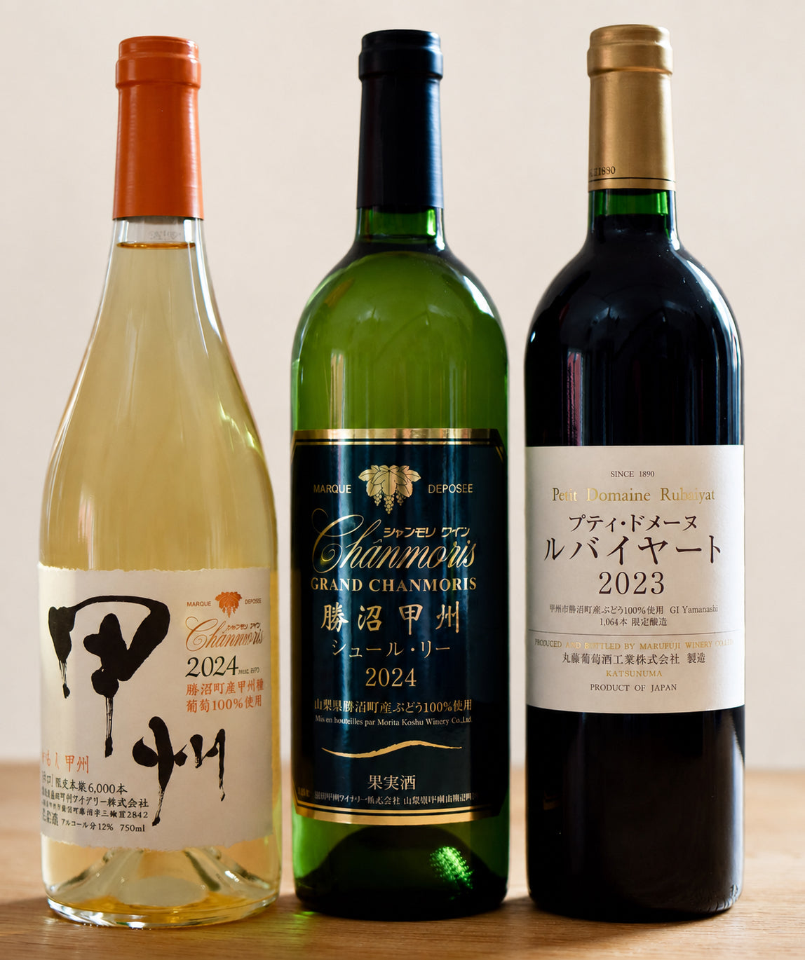 Drei japanische Weinflaschen des Japan Entdecker Sets auf weißem Hintergrund