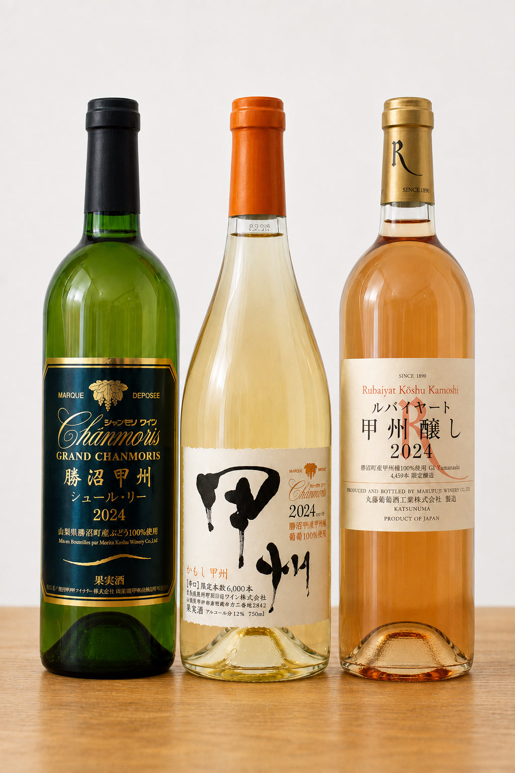 Drei japanische Koshu-Weinflaschen des Koshu Discovery Sets auf weißem Hintergrund