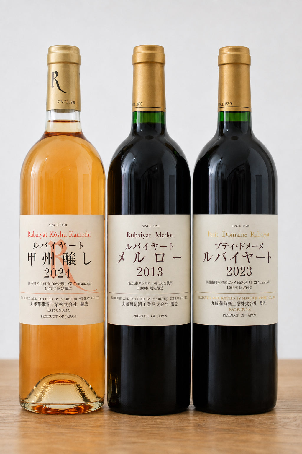 Drei japanische Weinflaschen des Rubaiyat Premium Sets auf weißem Hintergrund